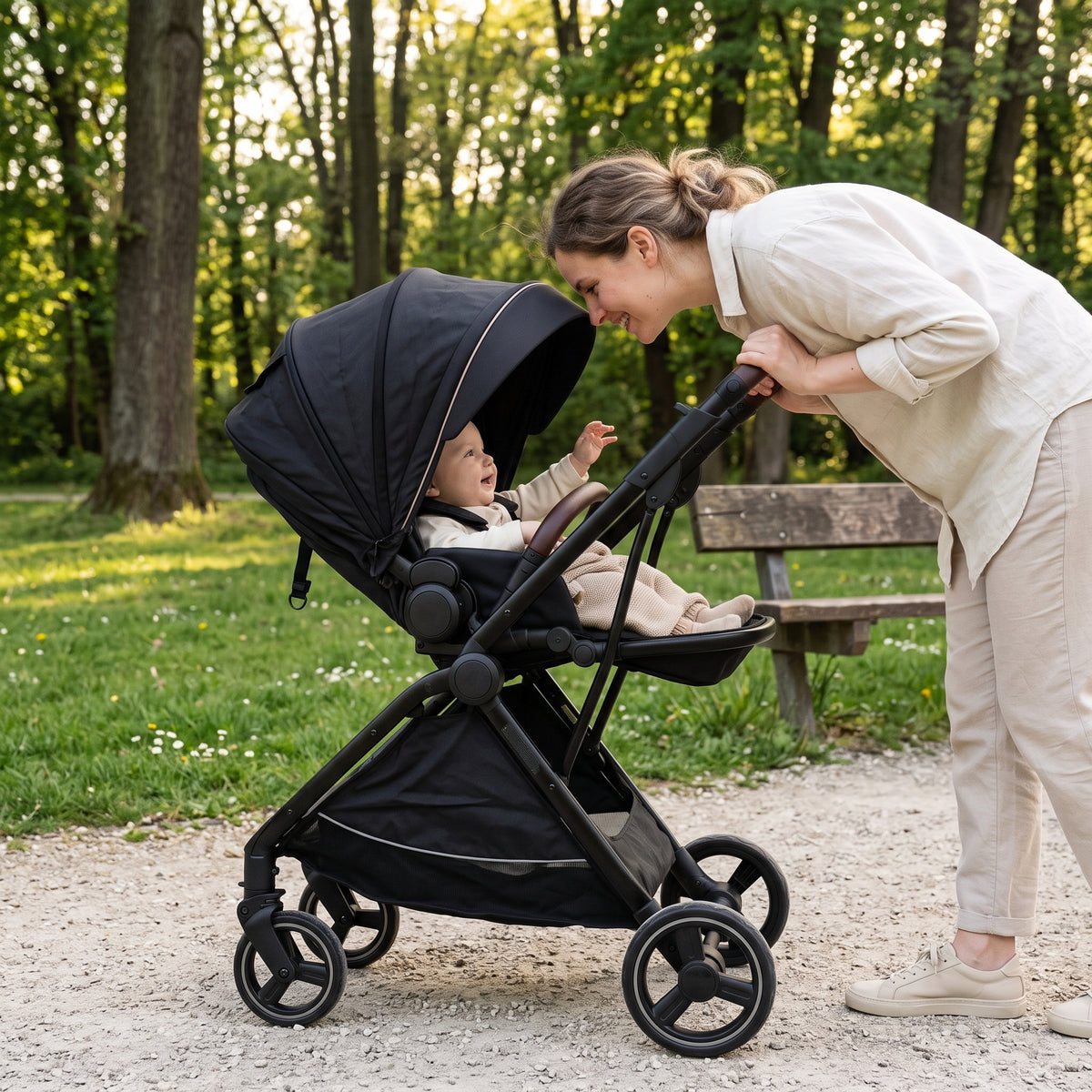 Maman penchée vers son bébé assis dans l'Aube, lors d'une balade au parc
